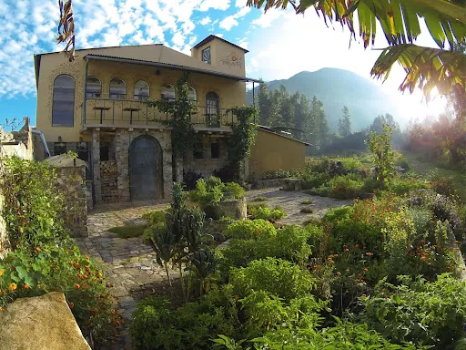 Intirumi Inn - Hotel & Restaurante Huerta a Mesa en Caras, Perú